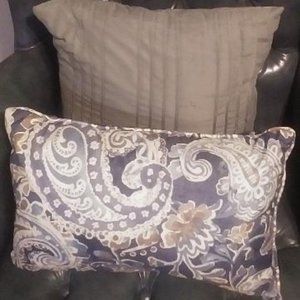 2 Accent Pillows